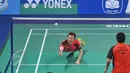 Ganda Putra, Lee Yong Dae/Yoo Yeon (Korea) mengembalikan kok ke arah Markis Kido/Agripinna di BCA Indonesia Open Superseries Premier 2015, Jakarta, Rabu (3/6/2015). Yong Dae/Yeon Seong menang 14-21, 21-13, 21-14. (Liputan6.com/Herman Zakharia)