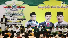 Ketua Umum Partai Golkar Airlangga Hartarto memberi sambutan pada acara  Istigasah di DPP Golkar, Jakarta, Rabu (28/2). Kegiatan doa bersama ini diselenggarakan menghadapi tahun politik agar Partai Golkar mendapat keberkahan. (Liputan6.com/Angga Yuniar)