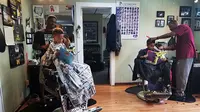 Anak-anak dapat diskon bila mampu membaca di barbershop ini (foto : huffingtonpost.com)