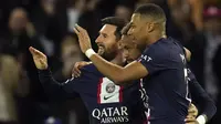 Penyerang Paris Saint Germain (PSG) Neymar berselebrasi dengan Lionel Messi dan Kylian Mbappe setelah mencetak gol ketiga timnya ke gawang Maccabi Haifa pada dalam matchday kelima Grup H Liga Champions 2022/23 di Parc des Princes, Rabu (26/10/2022) dinihari WIB.  PSG sukses membantai Maccabi Haifa dengan skor mentereng 7-2. (AP Photo/Christophe Ena)