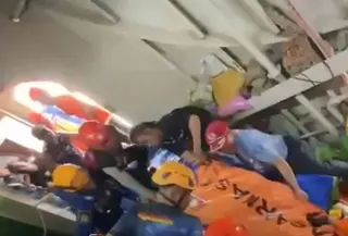 Kapal feri KMP Dharma Kartika IX mendadak miring saat bersandar di Pelabuhan Balikpapan. Akibatnya, tiga penumpang tewas, dengan salah satunya terjepit.