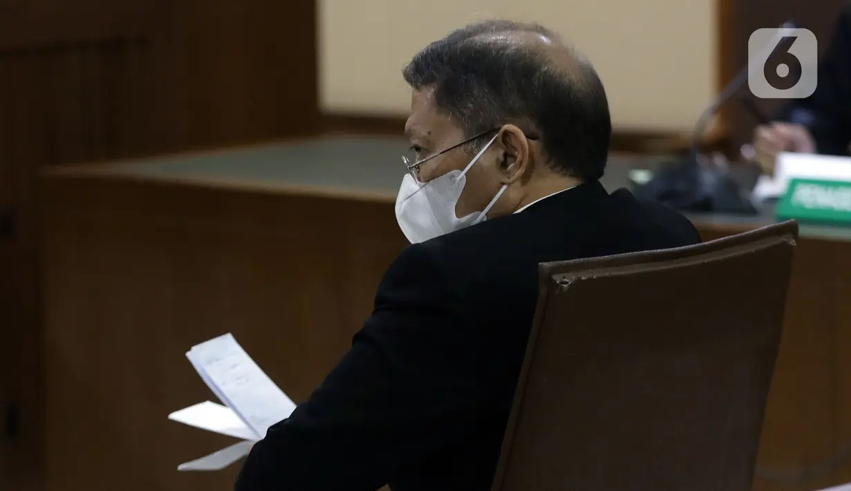 Terdakwa dugaan korupsi pengadaan tiga unit QCC PT Pelindo II tahun 2010, Richard Joost Lino saat sidang pembacaan tuntutan di Pengadilan Tipikor, Jakarta, Kamis (11/11/2021). RJ Lino dituntut pidana penjara 6 tahun, denda Rp500 juta subsider 6 bulan kurungan. (Liputan6.com/Helmi Fithriansyah)