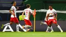 Pemain RB Leipzig, Tyler Adams (kanan) berselebrasi usai mencetak gol ke gawang Atletico Madrid pada perempat final Liga Champions di stadion Jose Alvalade di Lisbon, Portugal, Kamis, (13/8/2020). RB Leipzig menang tipis 2-1 dan melaju ke semifinal. (Lluis Gene/Pool Photo via AP)
