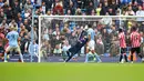 Pemain Manchester City Phil Foden (tak terlihat dalam gambar) mencetak gol ke gawang Brentford pada pertandingan sepak bola Liga Inggris di Etihad Stadium, Manchester, Inggris, 12 November 2022. Manchester City kalah 1-2 dari Brentford. (AP Photo/Dave Thompson)