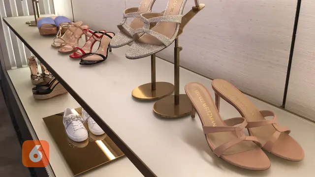 Koleksi Stuart Weitzman Spring Summer 2022, Sandal Kasual hingga Sneakers Berhiaskan Kristal