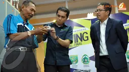 Disaksikan Joko Driyono, perwakilan tim Persik Kediri mengambil undian drawing babak semifinal Liga Indonesia 2013 (Liputan6.com/ Helmi Fithriansyah)
