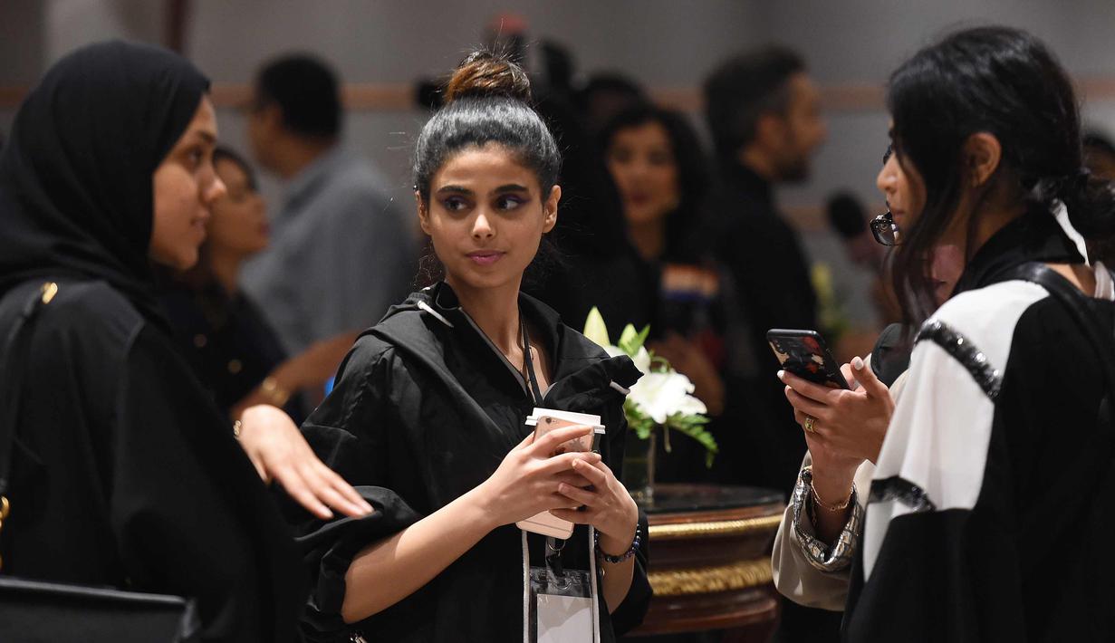 Sejumlah wanita berbincang saat menghadiri upacara pembukaan Arab Fashion Week di hotel Ritz Carlton di Riyadh (10/4). Lebih dari 13 perancang busana ambil bagian dalam acara ini. AFP Photo/Fayez Nureldine)