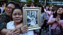 Kesedihan warga saat mengetahui Raja Thailand Bhumibol Adulyadej meninggal di RS Siriraj, Bangkok, Thailand, Kamis (13/10). Pihak Kerajaan menyebutkan Raja Bhumibol meninggal dunia pada pukul 15.52 waktu setempat. (REUTERS / Chaiwat Subprasom)