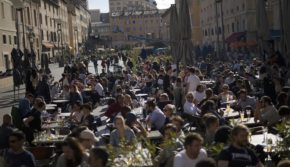 Warga minum bir di teras bar di Marseille, Prancis, Rabu (19/5/2021). Prancis kembali membuka kafe dan restoran pada 19 Mei 2021 setelah ditutup lebih dari enam bulan karena pandemi virus corona COVID-19. (AP Photo/Daniel Cole)