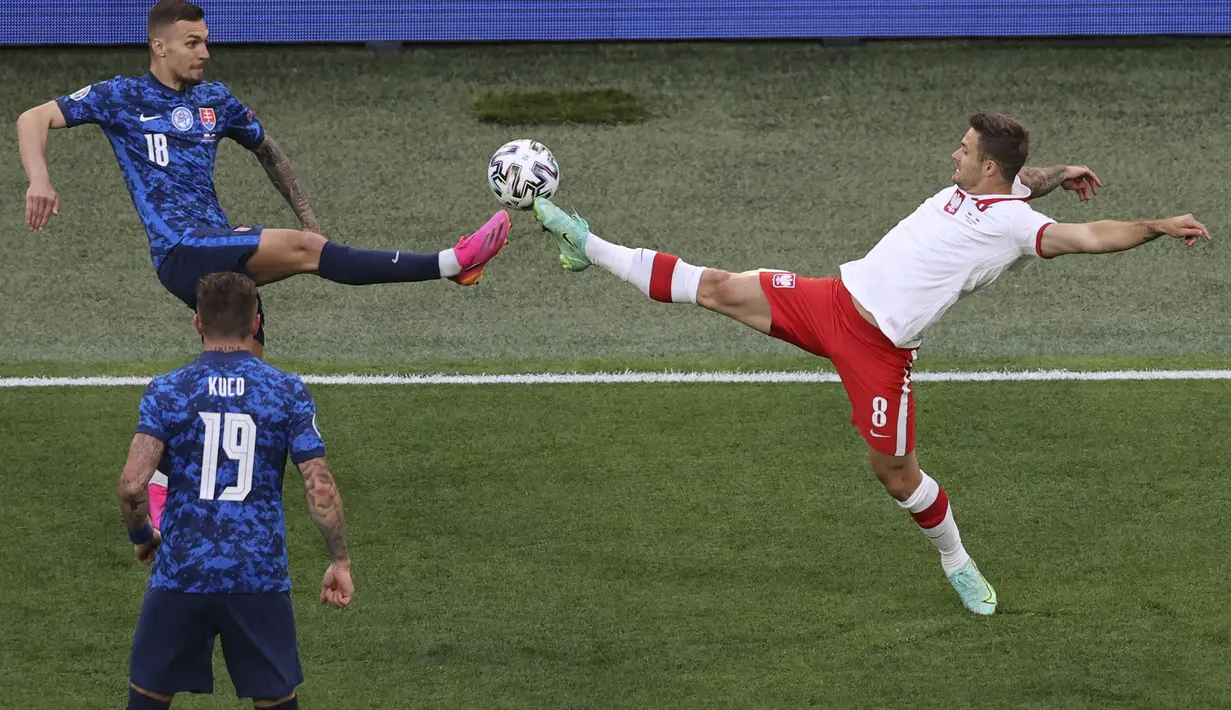 Gelandang Slovakia, Lukas Haraslin berebut bola dengan gelandang Polandia, Karol Linetty pada pertandingan grup E Euro 2020 di stadion Saint Petersburg, Rusia (14/6/2021).  Kemenangan ini, membuat Slovakia memimpin klasemen Grup E Euro 2020. (Anton Vaganov/Pool via AP)