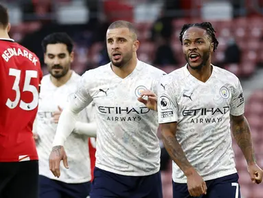 Gelandang Manchester City, Raheem Sterling (kanan), melakukan selebrasi usai mencetak gol timnya ke gawang Southampton dalam laga lanjutan Liga Inggris pekan ke-14 di St. Mary's Stadium, Southampton, Sabtu (19/12/2020). Manchester City menang 1-0 atas Southampton. (AFP/Adrian Dennis/Pool)