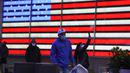 Seorang pria berjalan di Times Square di New York, Amerika Serikat (AS), pada 18 November 2020. Angka kematian akibat COVID-19 di AS melampaui 250.000 kasus pada Rabu (18/11), menurut lembaga Center for Systems Science and Engineering (CSSE) di Universitas Johns Hopkins. (Xinhua/Wang Ying)