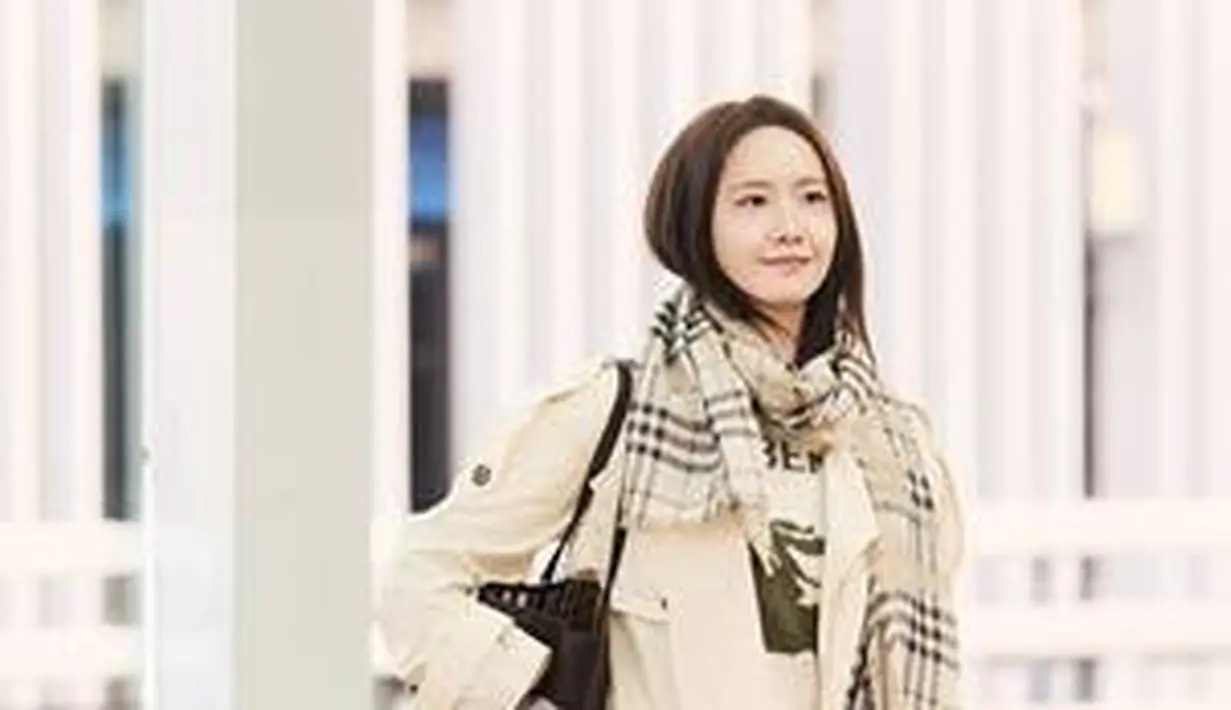 Ia tampil stylish dengan mantel trench panjang kanvas berwarna krem ​​Trerose dengan atasan wol kasmir EKD, celana jeans bootcut high rise warna Ceramic White, tas tote Bloomsbury berwarna cokelat, dan syal wol sutra Burberry Check EKD warna Pebble White. (Foto: Burberry)