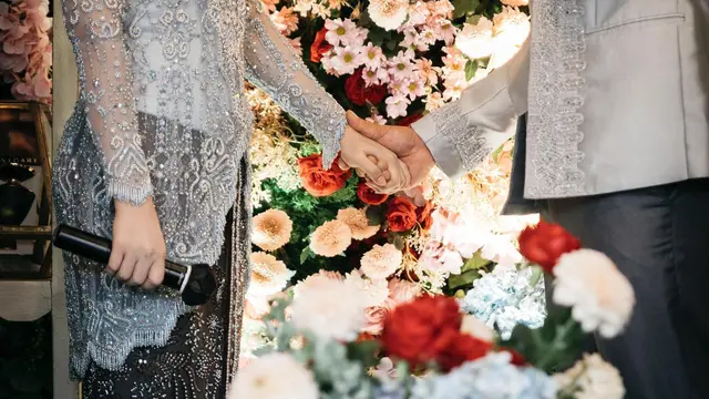 Segera Ke Pelaminan, Ini 7 Potret Prosesi Lamaran Via Vallen dan Chevra Yolandi