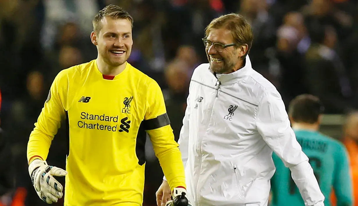 Pelatih Liverpool, Jurgen Klopp (kanan) bergembira dengan Kiper Simon Mignolet usai pertandingan melawan Bordeaux pada laga Liga Europa Grup B di Stadion Anfield, Inggris (27/11). Liverpool menang atas Bordeaux dengan skor 2-1. (Reuters/Andrew Yates)