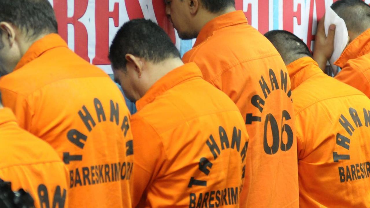 Satuan Tugas Tindak Pidana Perdagangan Orang (TPPO) Polda Sulsel mengungkap enam pelaku pengiriman pekerja imigran ilegal. Dari enam orang ditangkap, satu merupakan pejabat Kantor Imigrasi Makassar.