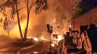Tangkapan layar rekaman video amatir si jago merah melahap gudang diduga tempat penimbunan BBM Ilegal. Foto : (Istimewa).