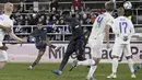 Pemain Timnas Inggris, Trent Alexander Arnold melesatkan tendangan bebas untuk mencetak gol ke gawang Finlandia pada laga lanjutan Grup F UEFA Nations League A di Olympic Stadium, Helsinki, Finlandia, Senin (14/10/2024) dini hari WIB. (AP Photo/Lehtikuva/Markku Ulander)