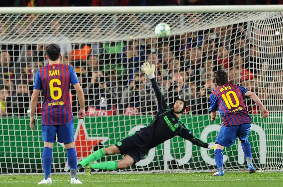 Lionel Messi gagal mengeksekusi penalti saat Barcelona berhadapan dengan Chelsea pada semifinal Liga Champions 2011-12.
