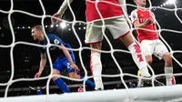 Sedangkan, Arsenal meski terus mengurung pertahanan lawannya gagal membalas satu gol pun. (AP Photo/Alastair Grant)