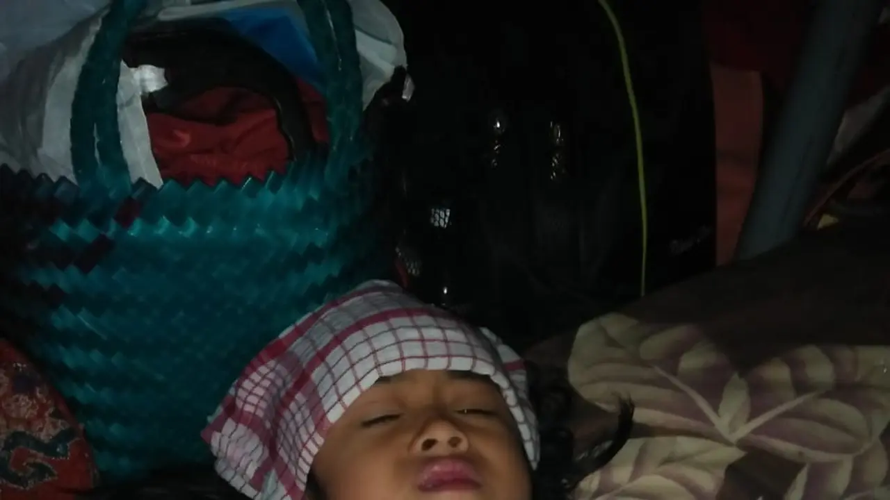 Anak-anak korban gempa Lombok mulai jatuh sakit.