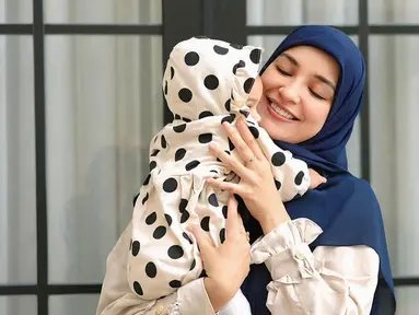 Bagikan foto gendong Humaira di laman Instagramnya, netizen kembali ramai bertanya-tanya. Baby Humaira terlihat anteng digendong oleh adik Zaskia Sungkar itu. Kehadiran Baby Humaira tentunya menambah kebahagiaan baru di tengah keluarga besar Zaskia Sungkar. Wajahnya terlihat sedikit, netizen salah fokus dengan wajah Humaira yang disebut kearab-araban. (Liputan6.com/IG/@shireensungkar)