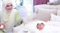Siti Nurhaliza dan Datuk Seri Khalid pastinya sangat berbahagia atas kelahiran putri pertamanya yang mereka beri nama Siti Aafiyah. 7 hari setelah lahir ke dunia, Siti dan  suami baru mengunggah foto-foto menggemaskan anaknya.(Instagram/ctdk)
