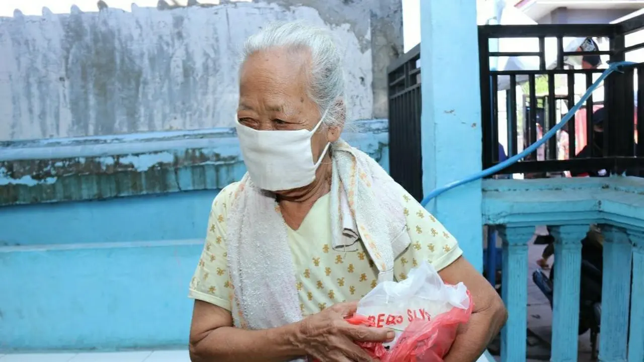 Nenek Warsinah mendapat bantuan sembako dari Machfud Arifin