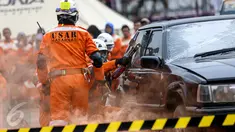 Anggota Basarnas mengevakuasi sebuah mobil saat latihan seusai penutupan Rakernas I PDI-Perjuangan di Jakarta, (12/1). Badan Penanggulangan Bencana (Baguna) PDI Perjuangan juga menunjukkan kemampuan dalam mengatasi bencana. (Liputan6.com/Faizal Fanani)