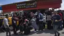 Di Gaza, orang-orang berkumpul di penyeberangan perbatasan Rafah untuk dapat mencapai Mesir untuk menghindari pemboman Israel, berharap penyeberangan itu segera dibuka. (AP Photo/Fatima Shbair)