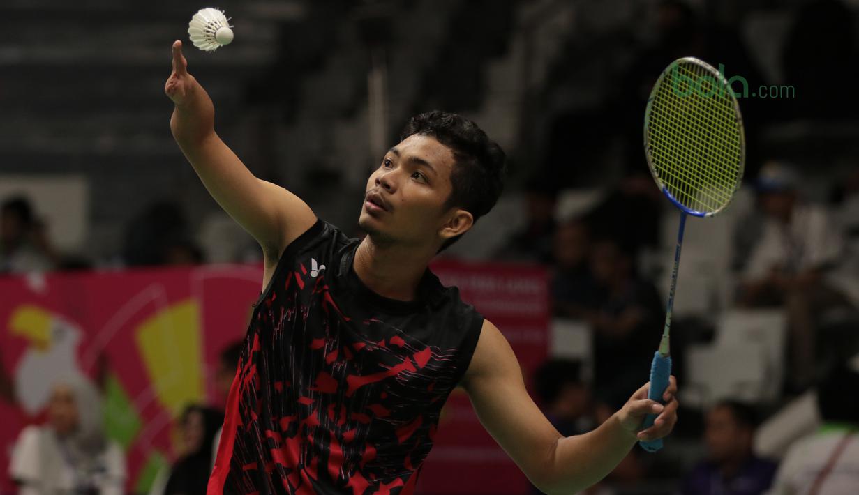 Atlet DIY, Arya Sadewa melakukan service saat melawan Suryo Nugroho  pada kategori Bulutangkis SU-5 di Istora Senayan, Jakarta (27/6/2018). Suryo Nugroho menang 21-1, 21-8. (Bola.com/Nick Hanoatubun)