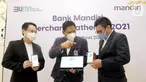 (ki-ka) Pakar Feng Shui Yulius Fang, SVP Transaction Retail Banking Sales Bank Mandiri Thomas Wahyudi dan Managing Partner Inventure Indonesia Yuswohady berbincang tentang aplikasi Livin by Mandiri di sela-sela merchant gathering di Jakarta, Rabu (17/3/2021). (Liputan6.com/Pool/PR)