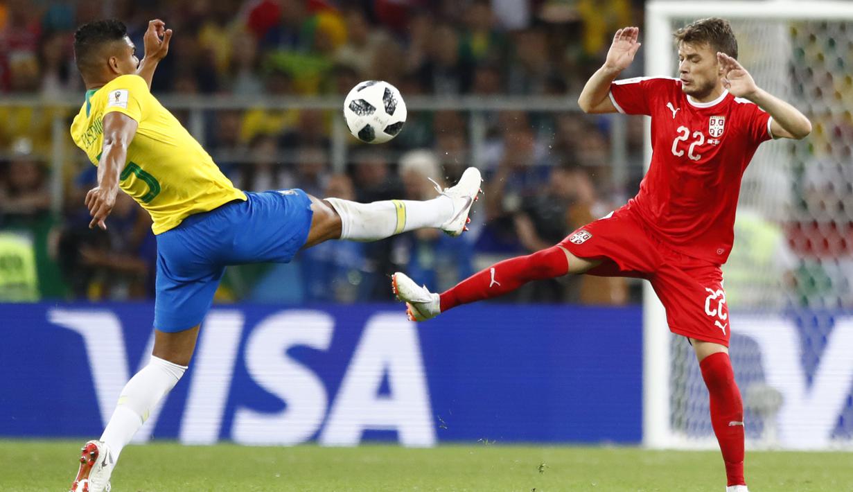 Pemain Brasil, Casemiro (kiri) berebut bola dengan pemain Serbia, Adem Ljajic pada laga grup E Piala Dunia 2018 di Spartak Stadium, Moskow, Rusia, (27/6/2018). Brasil menang 2-0. (AP/Matthias Schrader)
