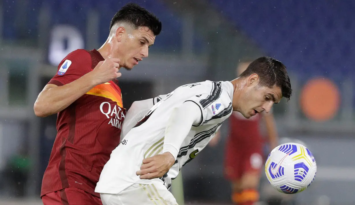 Penyerang Juventus, Alvaro Morata berebut bola dengan bek AS Roma, Roger Ibanez pada pekan kedua Liga Italia Serie A 2020-2021 di Stadion Olimpiade Roma, Minggu (27/9/2020). Juventus bermain imbang 2-2 di kandang AS Roma. (AP Photo/Gregorio Borgia)