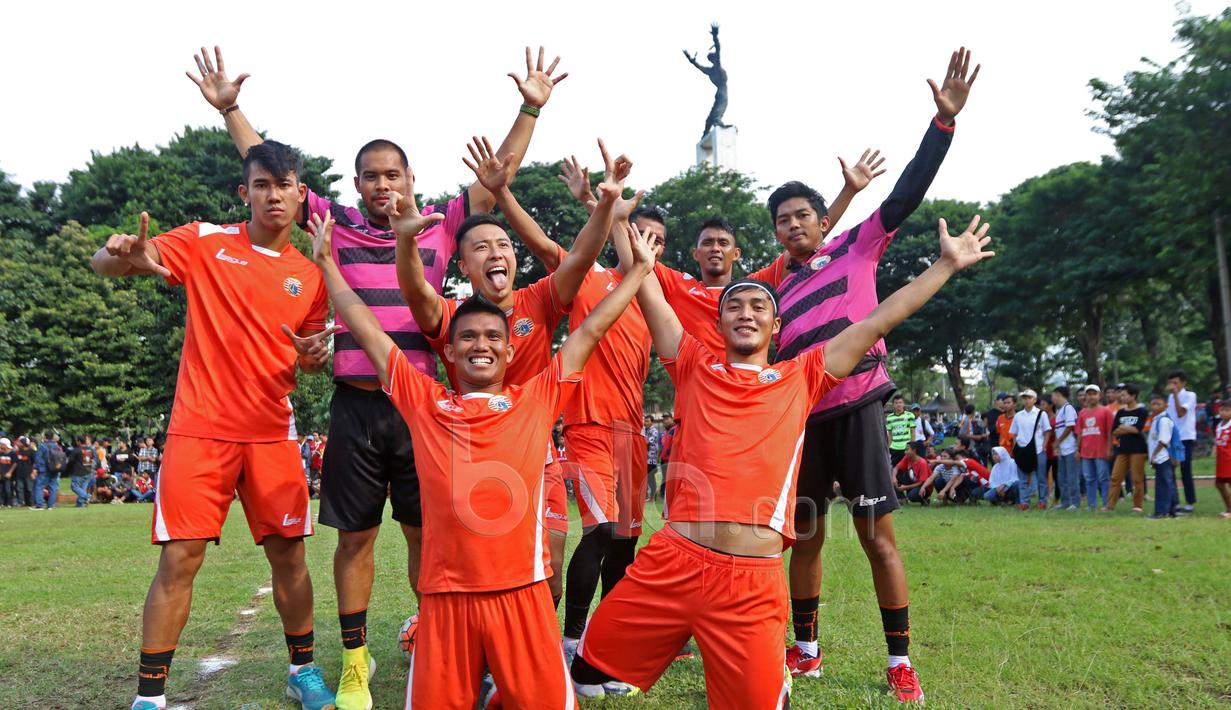 Para pemain Persija Jakarta berfoto layaknya patung pembebasan Irian Barat sebelum melakukan pemanasan di Lapangan Banteng, Jakarta, Selasa (11/4/2017). Persija menargetkan masuk lima besar Liga 1 Indonesia. (Bola.com/Nicklas Hanoatubun)