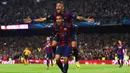 Danny Alves yang memberikan assist pada gol kedua Neymar, ikut bergembira untuk keunggulan aggregat 5 - 1 Barca. Sumber: UEFA.