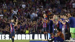 Busquets dan Jordi Alba menjadi starter dalam laga Barcelona vs Mallorca dan digantikan masing-masing pada menit ke-79 serta 84 diiringi tepuk tangan suporter di Camp Nou. (AP Photo/Joan Monfort)