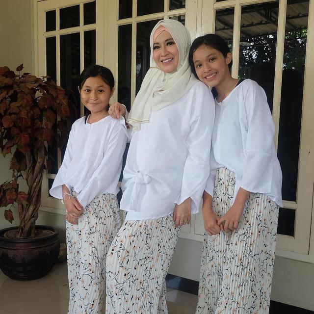 Buah Hati Beranjak Remaja, Ini 6 Potret Okie Agustina dan Anak Perempuannya