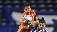 Pemain Juventus Danilo (belakang) memperebutkan bola dengan pemain FC Porto Jesus Corona pada leg pertama babak 16 besar Liga Champions di Stadion Dragao, Porto, Portugal, Rabu (17/2/2021). FC Porto menang 2-1. (AP Photo/Luis Vieira)