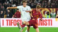 Pemain Inter Milan, Francesco Pio Esposito, berebut bola dengan pemain AS Roma, Jan Ziolkowski, dalam pertandingan Serie A di Roma, Sabtu, 18 Oktober 2025. (Alfredo Falcone/LaPresse via AP)
