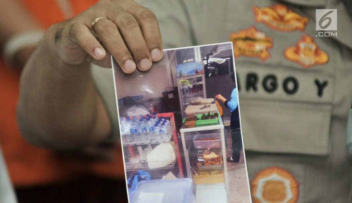 Kabid Humas Polda Metro Jaya Kombes Pol Argo Yuwono menunjukkan barang bukti saat rilis kasus penipuan di Mapolda Metro Jaya, Jakarta, Senin (28/1). Polisi berhasil mengamankan barang bukti berupa kartu keluarga, KTP. (Merdeka.com/Iqbal S. Nugroho)