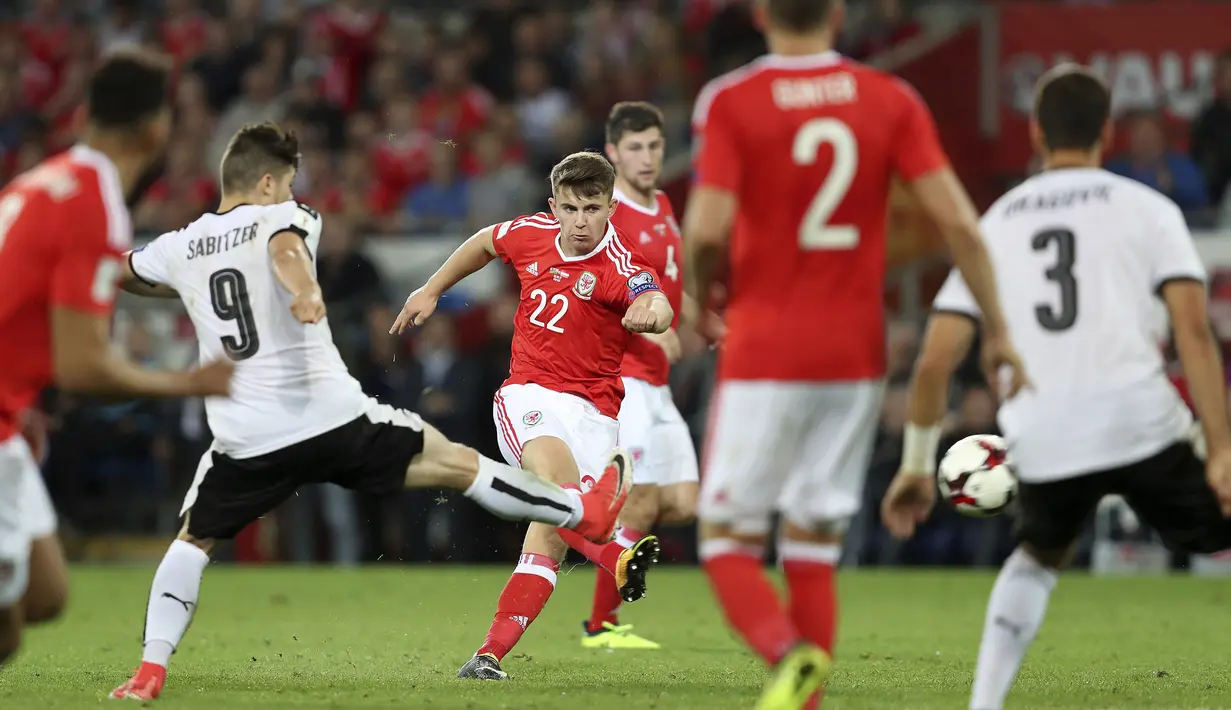 Aksi pemain Wales, Ben Woodburn mencetak gol melewati adangan pemain Austria pada laga Group D kualifikasi Piala Dunia 2018 di Cardiff City Stadium, Cardiff, (2/8/2017). Wales menang 1-0. (David Davies/PA via AP)