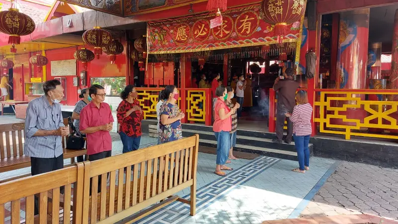 Ibadah Waisak di Tempat Ibadah Tri Dharma (TITD) Kwan Sing Bio Tuban. (Ahmad Adirin/Liputan6.com)