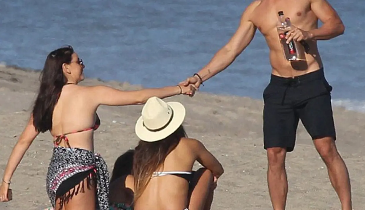 Orlando disebut memiliki hubungan dengan seorang wanita cantik, ia dikabarkan berselingkuh. Kabar lain muncul soal kehidupan Orlando setelah putus dengan Katy Perry. (doc.dailymail.com)