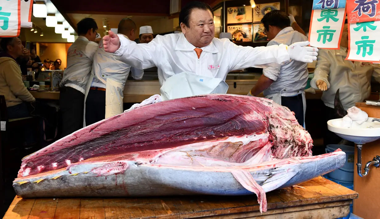 <p>Pengusaha restoran sushi Jepang, Kiyoshi Kimura memamerkan ikan tuna sirip biru seberat 276 kg di restoran utamanya di Tokyo, Minggu (5/1/2020). Tuna raksasa itu dibeli mencapai Rp 24 miliar dan disebut sebagai yang tertinggi kedua dalam rekor lelang ikan di Pasar ikan Toyosu. (Kazuhiro NOGI / AFP)</p>