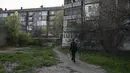 <p>Andriy Cheremushkin membawa kaleng berisi air di Toretsk, Ukraina timur, pada 25 April 2022. Penduduk Toretsk tidak memiliki akses air selama lebih dari dua bulan karena perang Rusia Ukraina. (AP Photo/Evgeniy Maloletka)</p>