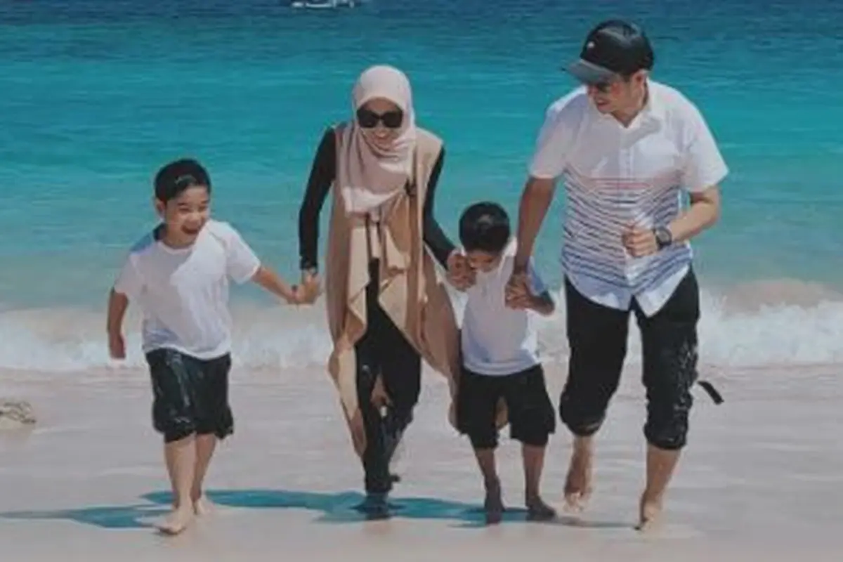 Dude Harlino dan Alyssa Soebandono beserta kedua anak (Instagram/ichasoebandono)