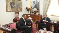 Kepala Rumah Tangga dan Protokol Kepresidenan Mesir (Egyptian Presidential Chamberlain), Mohamed Yehia saat mengunjungi Duta Besar Indonesia untuk Mesir Helmy Fauzi di Wisma Duta, Kairo. (KBRI Kairo)