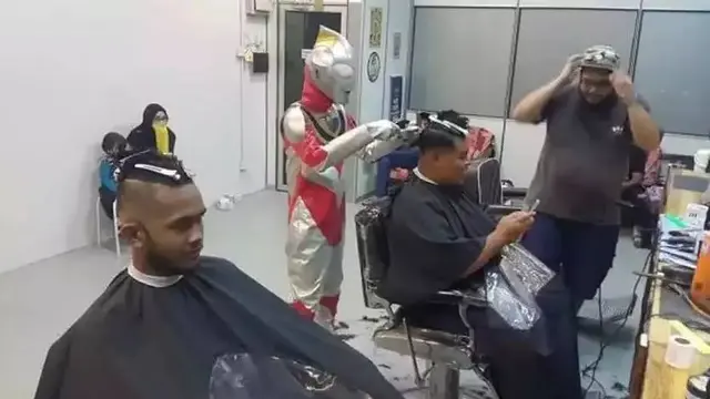 12 Potret Orang Pakai Kostum Ultraman di Tempat Umum Ini Kocak
