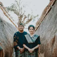 Bahkan di salah satu sesi couple photoshoot, Bella Bonita dan Denny Caknan terlihat mengenakan kain adat. Bella Bonita tampil cantik natural dengan riasan wajah minimalis yang tak berlebihan. [Foto: Instagram/denny_caknan]